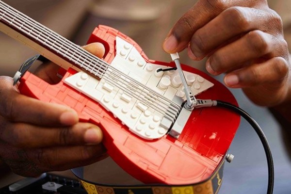 Gitar Legendaris Fender Stratocaster Kini Hadir Dalam Wujud LEGO!