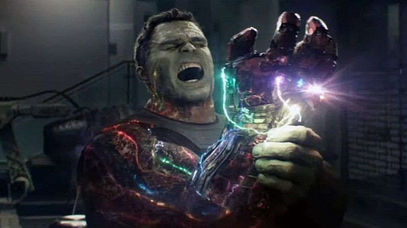 Hulk menggunakan Infinity Gauntlet
