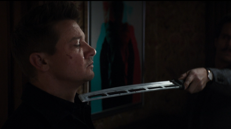 Hawkeye diancam dengan pedang Ronin