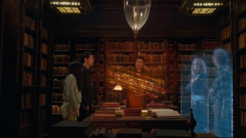 Wong, Captain Marvel, dan Bruce Banner mendiskusikan Ten Rings dengan Shang-Chi dan Katy