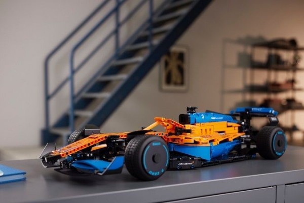 Mobil Balap Terbaru LEGO Technic McLaren Formula 1 Hadir ke Indonesia!