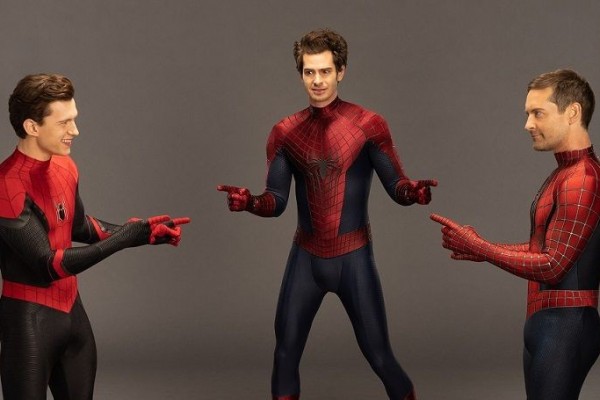 Akun Medsos Film Spider-Man Rilis Foto Kocak 3 Spidey Saling Tunjuk