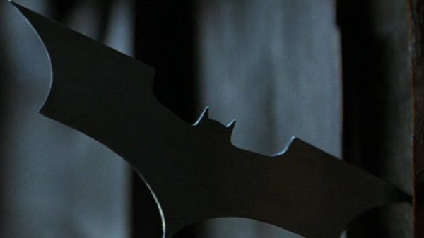 Senjata batarang di film Batman karya Christopher Nolan. (Dok. Warner Bros)
