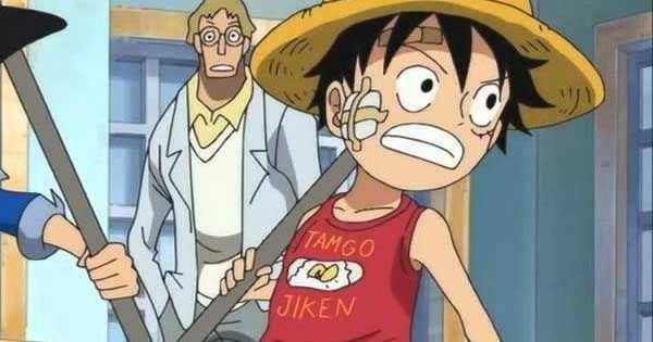 Luffy menggunakan pipa besi saat kecil