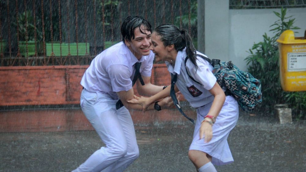 10 Rekomendasi Film Romantis Indonesia yang Sangat Emosional