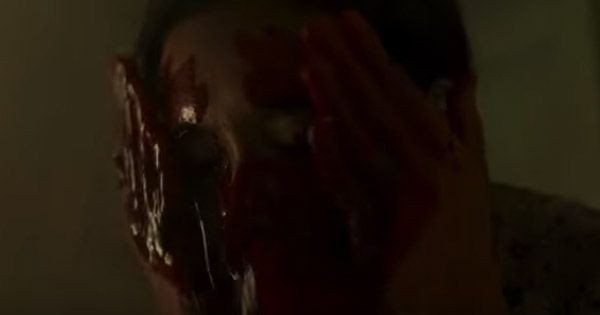 Salah satu tokoh membasuh wajah dengan darah