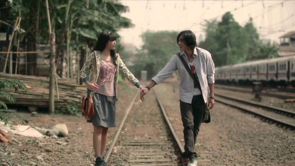 15 Rekomendasi Film Sedih Indonesia, Nguras Emosi Banget!