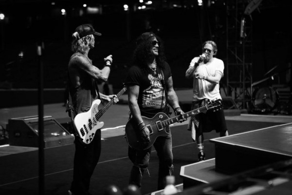 Lirik Lagu November Rain - Guns N' Roses dan Terjemahannya