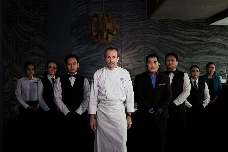 Chef Gilles Marx (di tengah) yang merancang menu terinspirasi dari The Menu. (Dok. Magnifique)