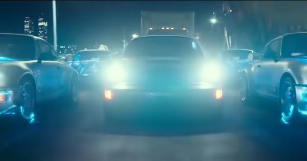 Hologram mobil bermunculan saat polisi mengejar sesosok Aotobots - Transformers: Rise of The Beasts