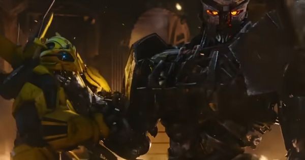 Bumblebee dicekik Scourge- Transformers: Rise of The Beasts