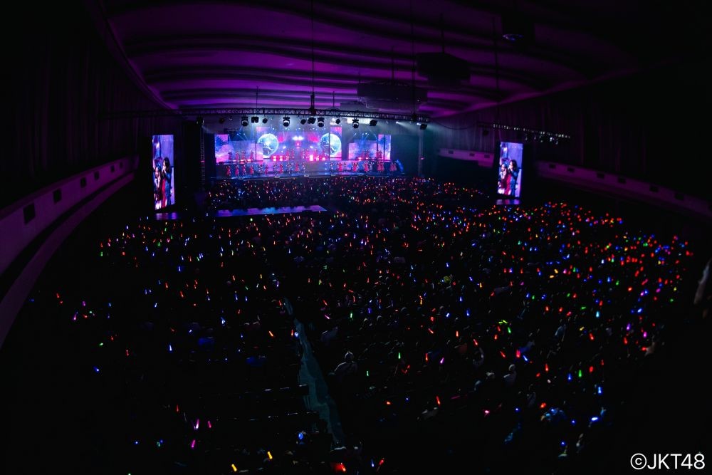 Lautan lightstick para fans membanjiri konser JKT48 11th Anniversary: Flying High