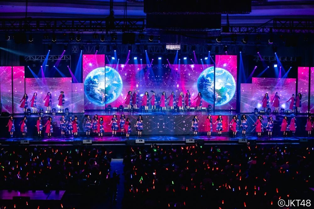 Set panggung JKT48 dalam merayakan konser anniversary ke 11 bertajuk Flying High