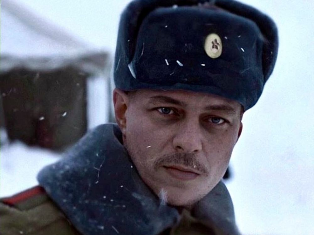 Tom Wlaschiha sebagai Dmitri 