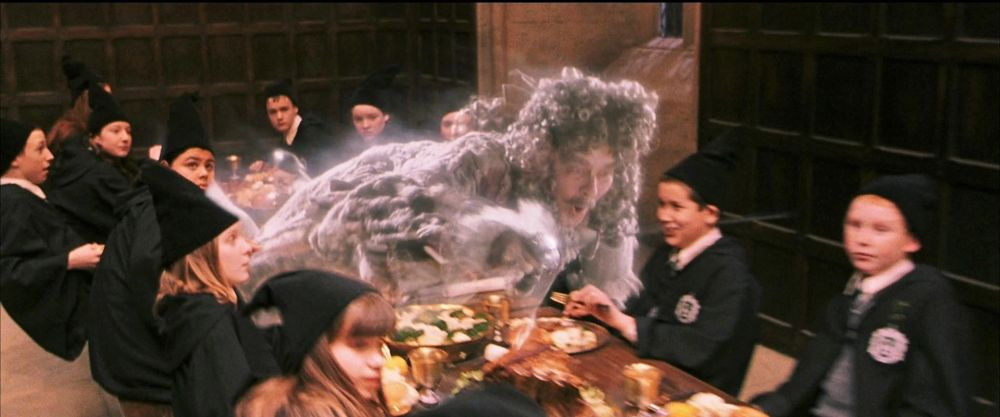 5 Karakter Hantu Terbaik di Harry Potter, Memberikan Informasi Berguna