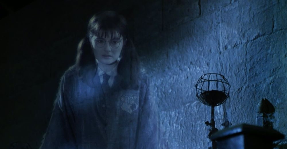 5 Karakter Hantu Terbaik di Harry Potter, Memberikan Informasi Berguna