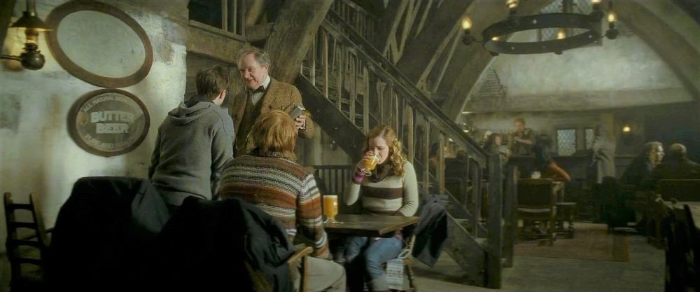 9 Toko Hogsmeade Terbaik di Harry Potter, Pusat Kebutuhan Penyihir!