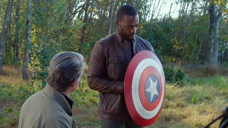 Kenapa Captain America Memberi Tamengnya ke Falcon, Bukan Bucky?