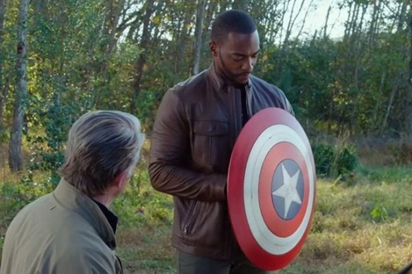 Kenapa Captain America Memberi Tamengnya ke Falcon, Bukan Bucky?