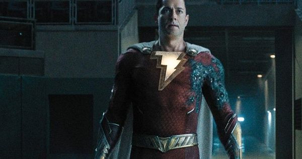 Kostum Shazam yang mulai hangus sebagian - Shazam 2