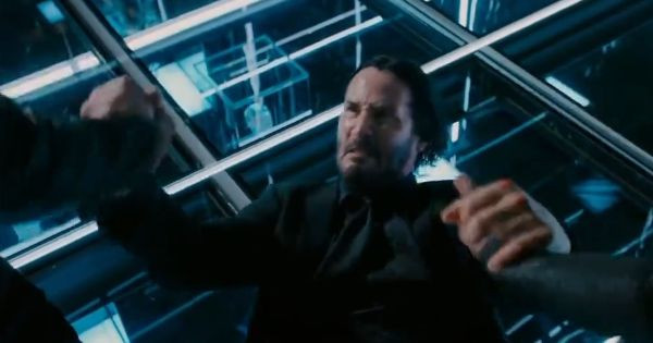 The Shinobi membantu John berdiri - John Wick 3