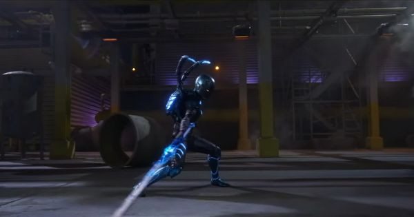 Jaime menggunakan pedang ciptaannya - Blue Beetle