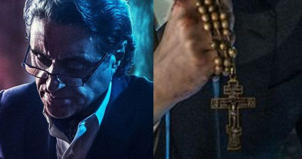 Winston yang memilik tato berbentuk logo Ruska Roma -  John Wick 3