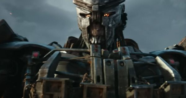 Sosok yang diduga adalah Scourge berkata bahwa segala yang musuhnya pedulikan akan dimakan - Transformers: Rise of the Beasts