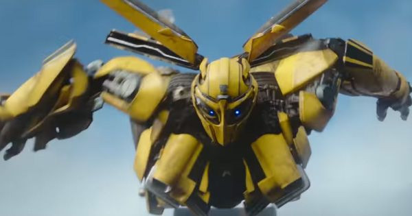 Bumblebee terjun bebas - Transformers: Rise of the Beasts)