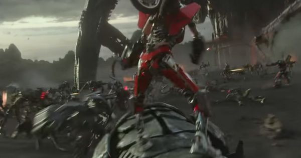 Arcee menumpang di punggung Rhinox saat berperang - Transformers: Rise of the Beasts