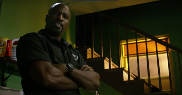 Luke Cage mendapatkan kekuatan super karena eksperimen.