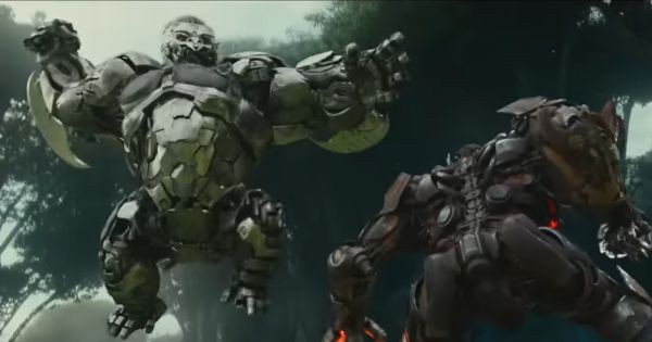 Dua Transformers saling bertarung - Transformers: Rise of the Beasts