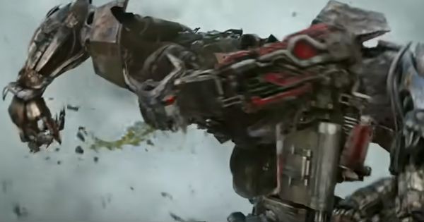 Optimus menghajar Scourge - Transformers: Rise of the Beasts