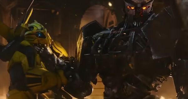 Bumblebee dicekik oleh Scourge - Transformers: Rise of the Beasts