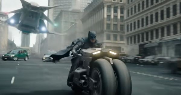 Batman ( Ben Affleck ) mengejar para teroris - The Flash