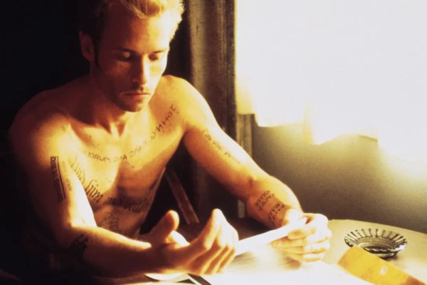 Sinopsis Memento, Salah Satu Karya Terbaik Christopher Nolan!