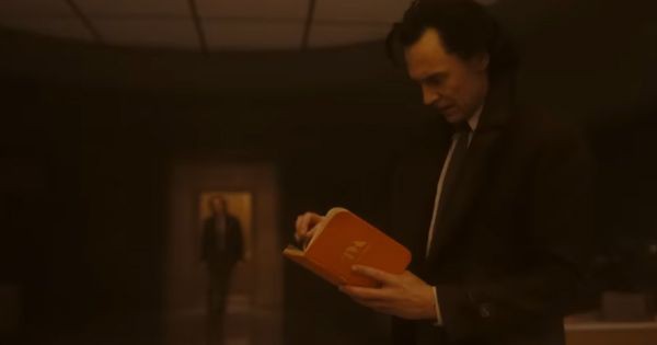 Loki melihat dirinya sendiri sedang membaca buku - Loki S2