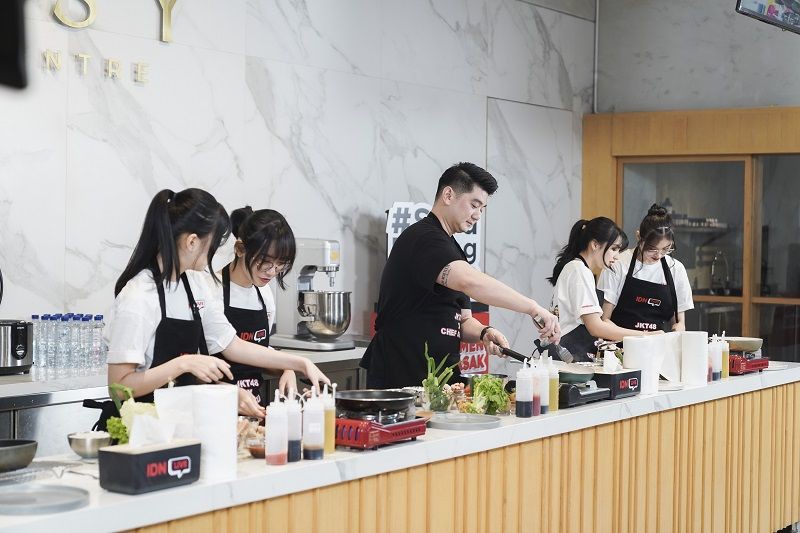 Keseruan Episode Spesial Teman Masak: JKT48 x Chef Arnold!