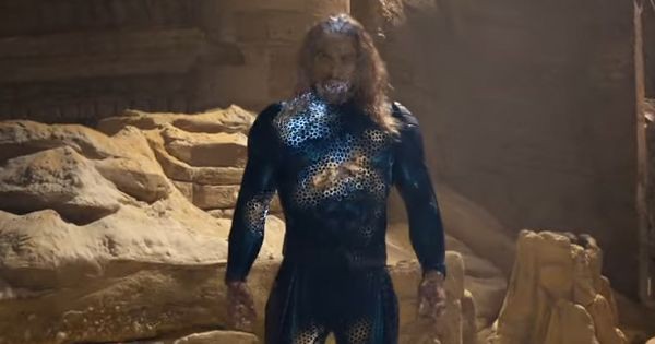 Arthur memakai kostum tak terlihat - Aquaman 2