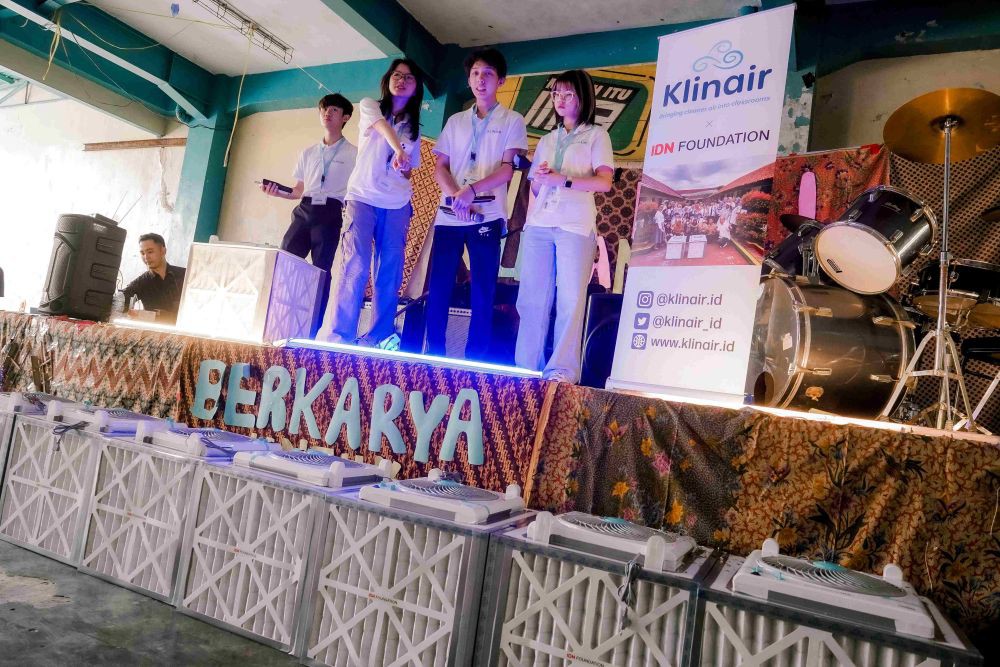 Proses penyerahan alat filtrasi udara dari Klinair