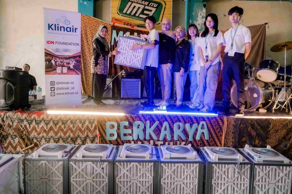 Penyerahan sejumlah perangkat Corsi-Rosenthal Box dari IDN Foundation dan Klinair kepada SMKS Bina Karya Jakarta