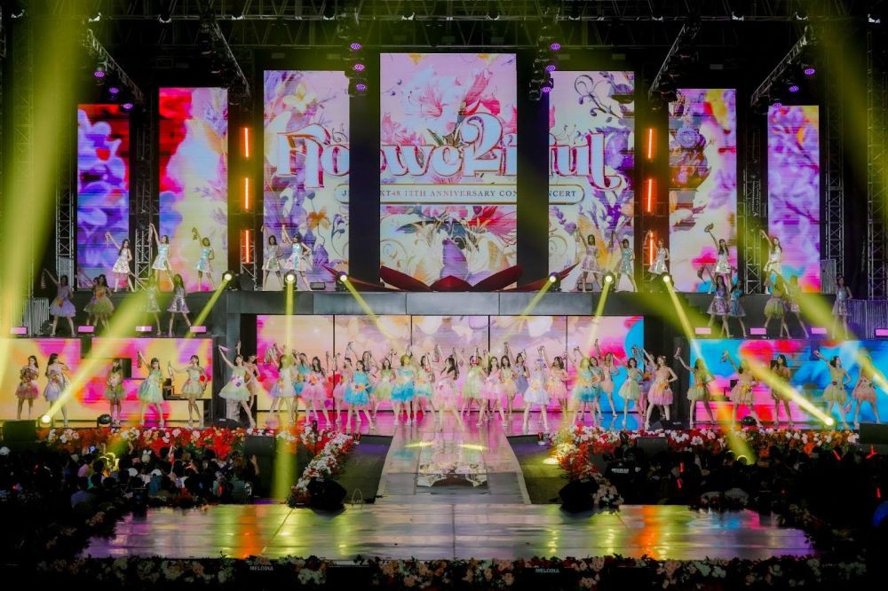 Set panggung konser perayaan anniversary ke-12 JKT48 bertajuk “Flowerful” di Graha UNESA Surabaya pada tanggal 17 Desember 2023.