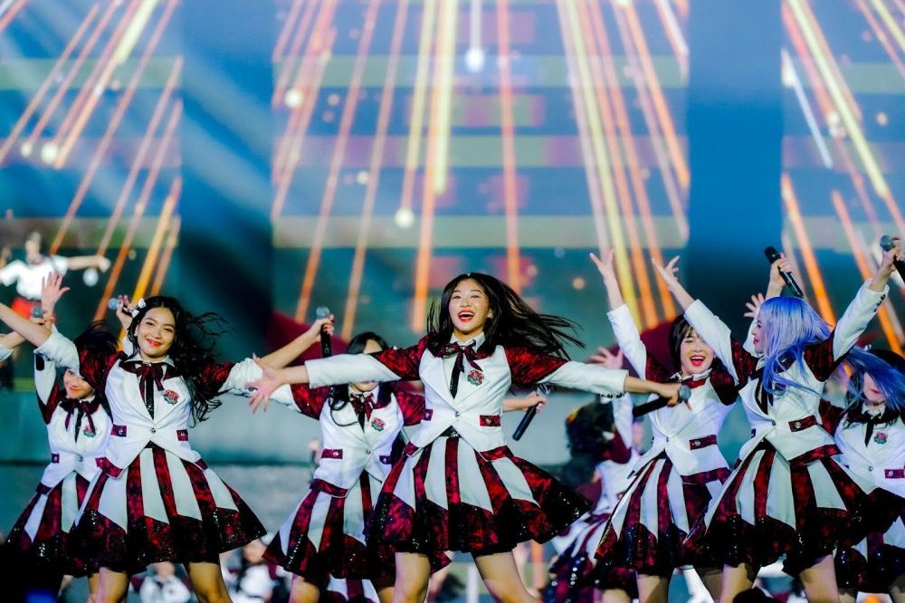 Konser perayaan anniversary ke-12 JKT48 bertajuk “Flowerful” di Graha UNESA Surabaya pada tanggal 17 Desember 2023.