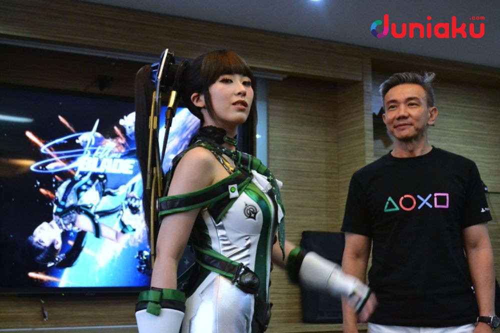 Larissa Rochefort Cosplay Jadi EVE Sambut Rilis Stellar Blade!