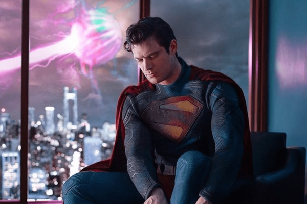 5 Hal Menarik di Foto Superman David Corenswet! Kolornya di Luar?