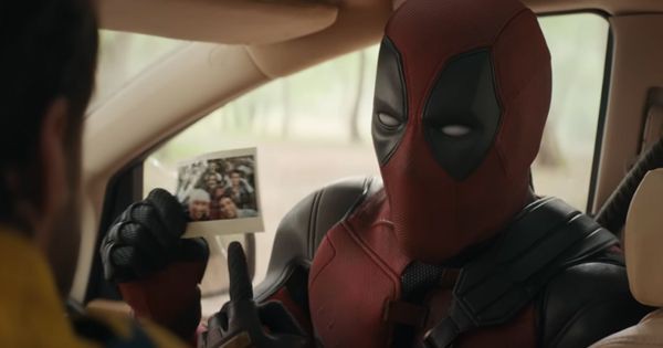 Deadpool menunjukkan foto orang terdekatnya ke Logan - Deadpool & Wolverine