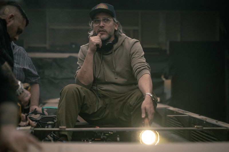 Fede Alvarez dalam pengerjaan Alien: Romulus. (Dok. 20th Century Studios, Disney/Alien: Romulus)