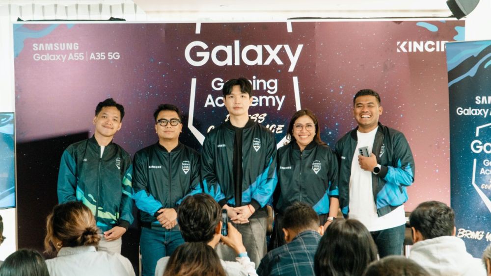 [Kiri-Kanan] Daffa Ramadhan - Galaxy Team 2023, Ryan _KB_ Batistuta - Galaxy Coach, Bjorn _Zeys_ Ong - Galaxy Coach, Rangga Danu Prasetyo - CEO KINCIR, Andi Airin - MX Head of Marketing Samsung Electronics Indonesia (2) Large.jpeg