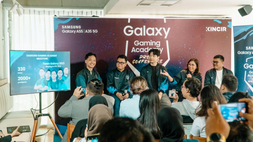 [Kiri-Kanan] Daffa Ramadhan - Galaxy Team 2023, Ryan _KB_ Batistuta - Galaxy Coach, Bjorn _Zeys_ Ong - Galaxy Coach, Rangga Danu Prasetyo - CEO KINCIR, Andi Airin - MX Head of Marketing Samsung Electronics Indonesia Large.jpeg