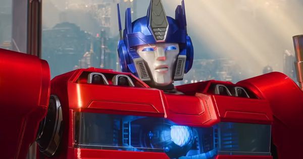 Optimus Prime dengan Matrix of Leadership - Transformers One